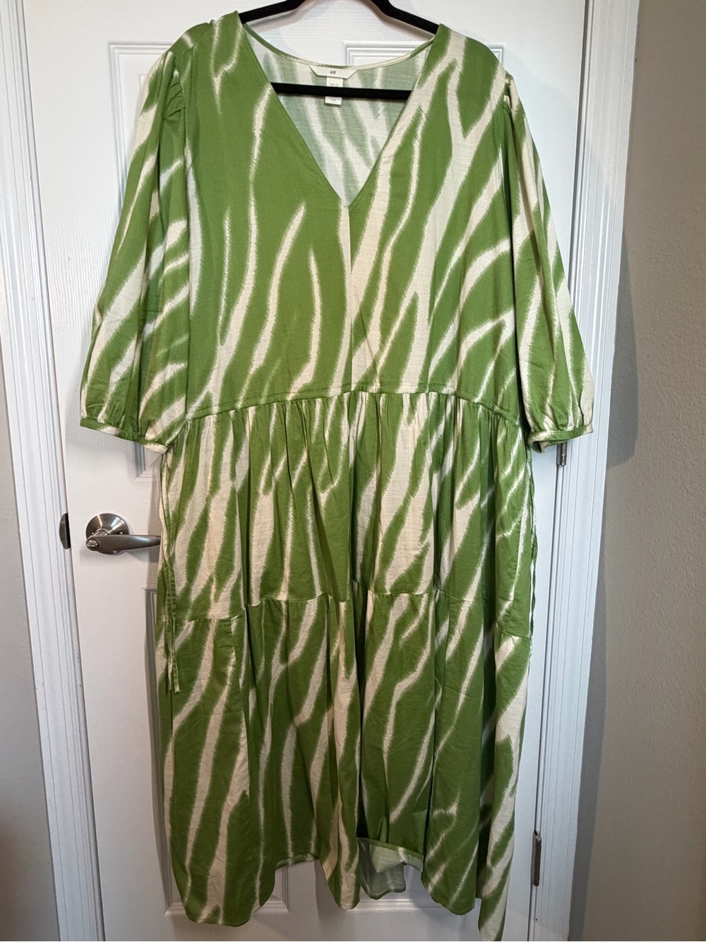 H&M Light Green and Off White Printed V-Neck Dress - Picture 3 of 11